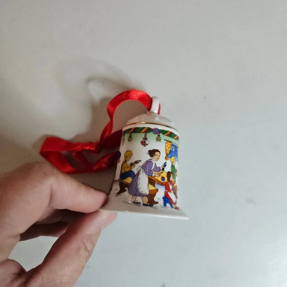 Hutschenreuther 2008 Christmas Bell Ole Winther In der Holzwerkstatt Porcelain